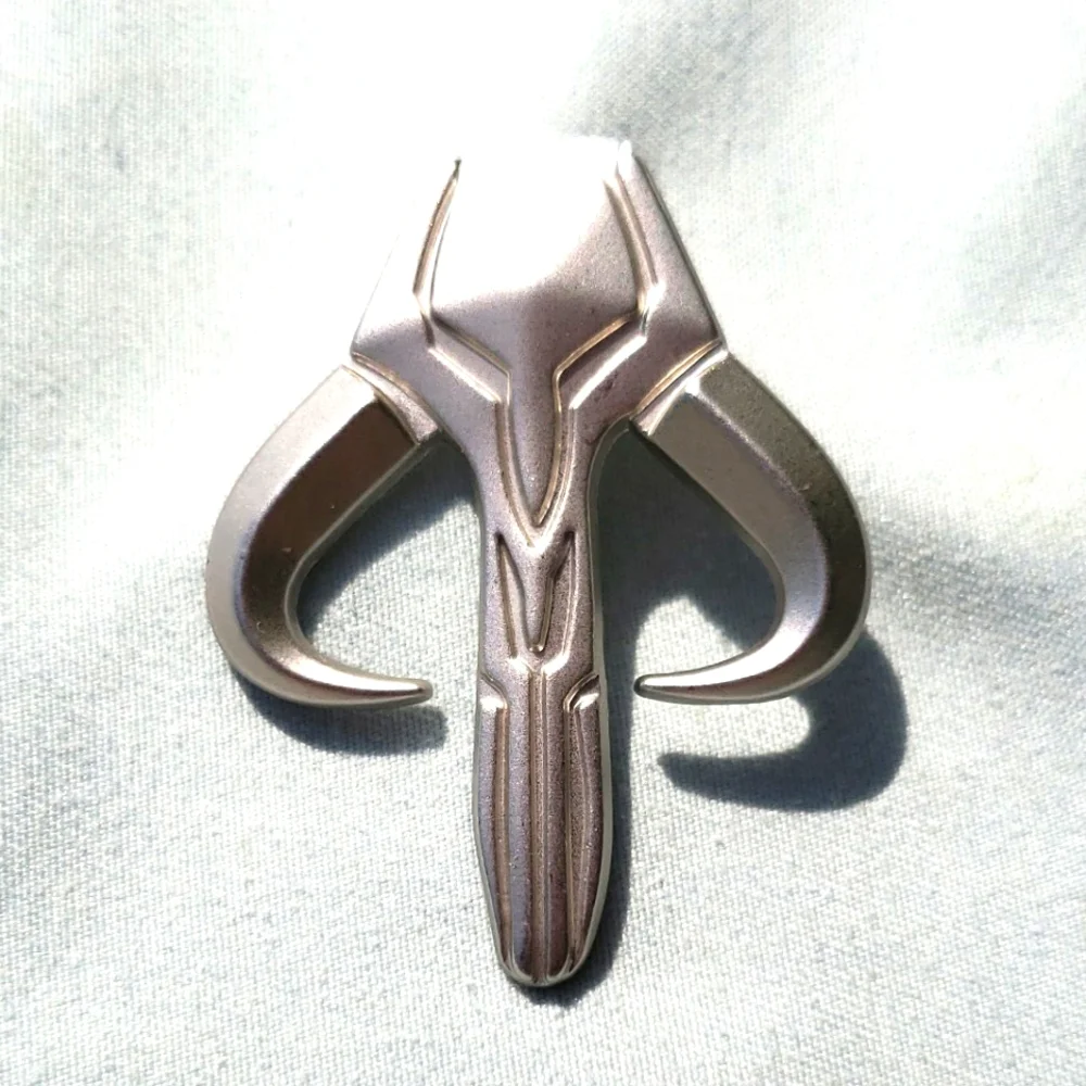 Star Wars Mythosaur Mandolorian Skull Emblem Enamel Pin - Picture 5 of 6